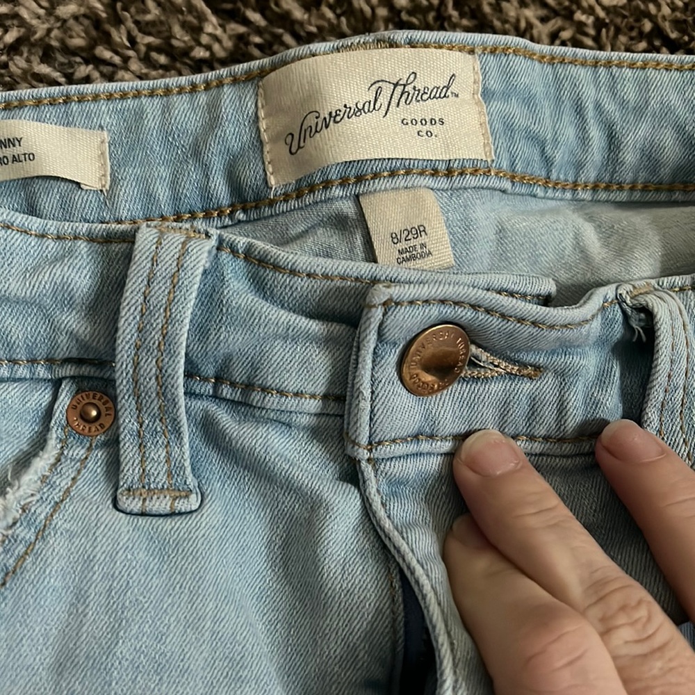 UNIVERSAL THREADS SIZE 8 LIGHT BOOTCUT JEANS.